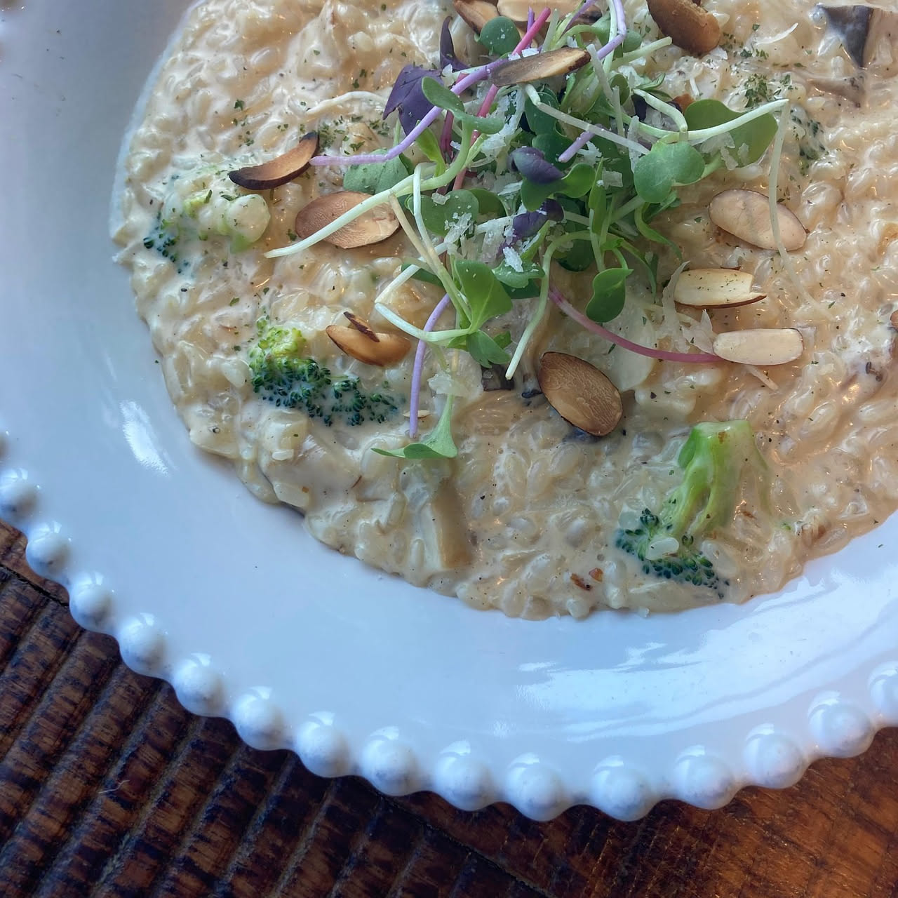 Risotto cremoso senza panna: scopri i segreti per una consistenza perfetta e un sapore irresistibile.